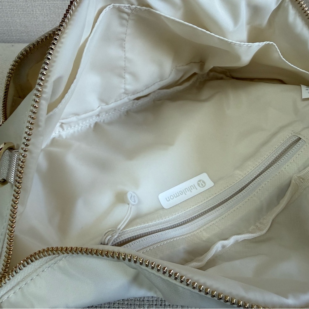 lululemon athletica Everywhere Belt Bag 4L - Picture 2 of 4